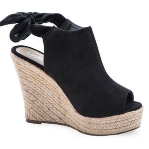 Peep toe bow Wedge